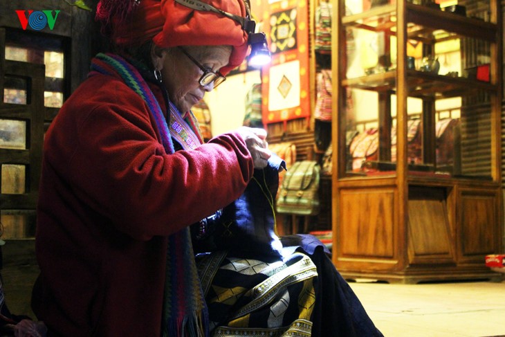 Жители Шапы продают товары в холодную погоду - ảnh 4