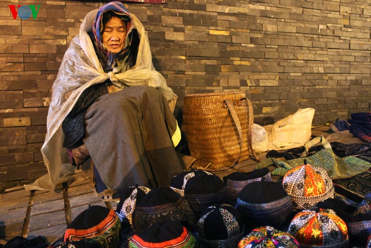 Жители Шапы продают товары в холодную погоду - ảnh 8
