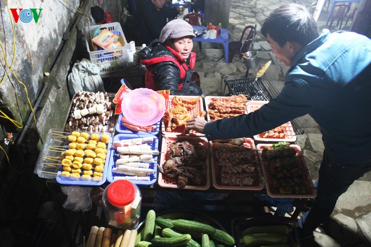 Жители Шапы продают товары в холодную погоду - ảnh 11