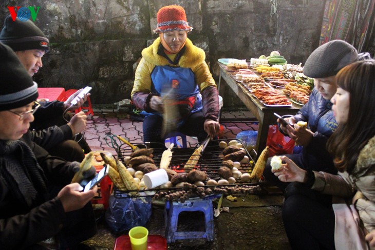 Жители Шапы продают товары в холодную погоду - ảnh 12