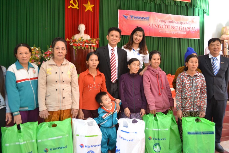 Во Вьетнаме призывают собрать один миллион новогодних подарков для малоимущих семей - ảnh 1