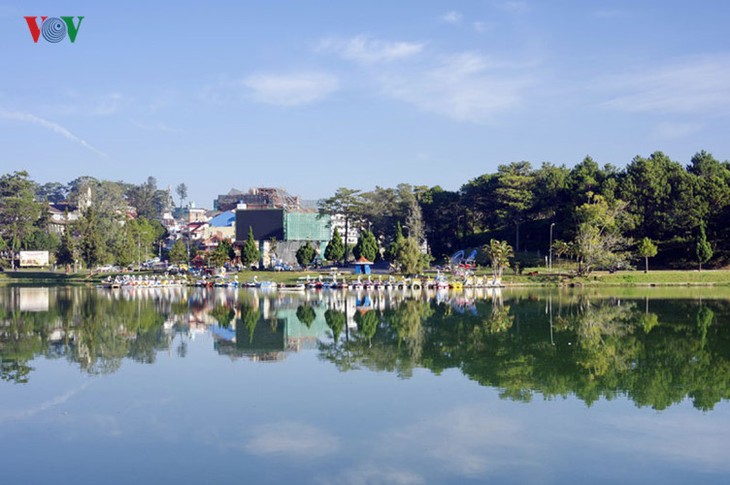 Поэтичное озеро Суан Хыонг в Далате - ảnh 1