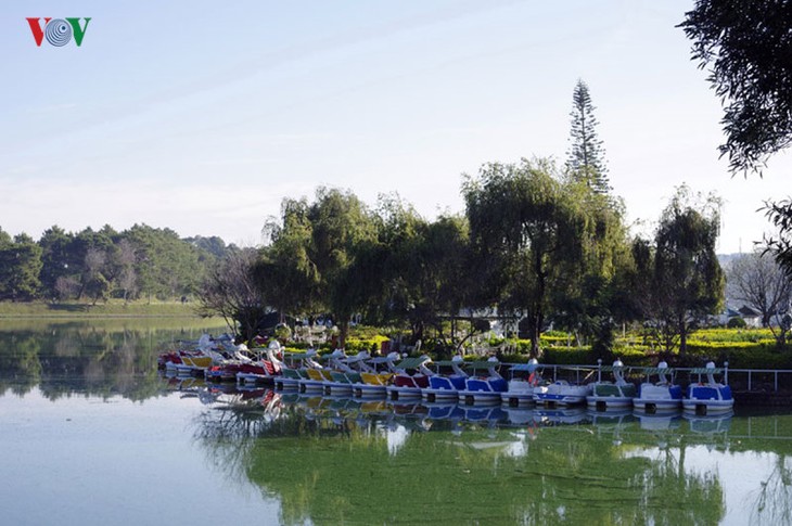 Поэтичное озеро Суан Хыонг в Далате - ảnh 3