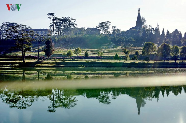 Поэтичное озеро Суан Хыонг в Далате - ảnh 4