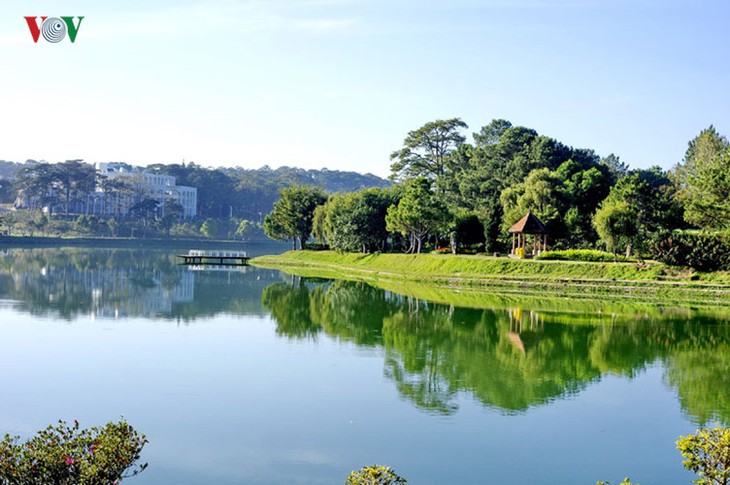 Поэтичное озеро Суан Хыонг в Далате - ảnh 5