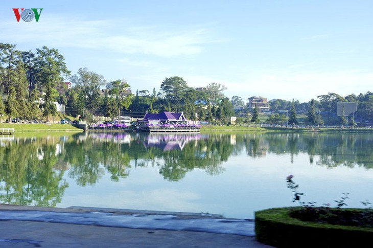 Поэтичное озеро Суан Хыонг в Далате - ảnh 9