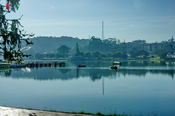 Поэтичное озеро Суан Хыонг в Далате - ảnh 11