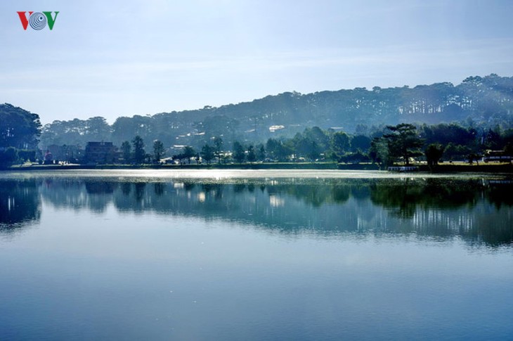Поэтичное озеро Суан Хыонг в Далате - ảnh 13