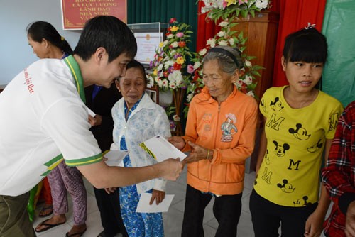 Провинция Куангнгай вручает новогодние подарки семьям, имеющим засдуги перед Отечеством - ảnh 1