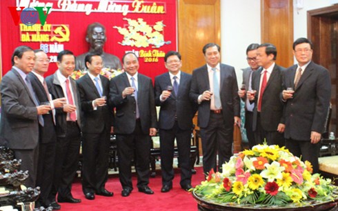 Нгуен Суан Фук поздравил власти и жителей Дананга с наступающим Тэтом - ảnh 1