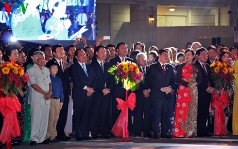 В провинциях и городах Вьетнама открылись цветочные улицы в честь Нового года Огненной Обезьяны - ảnh 1
