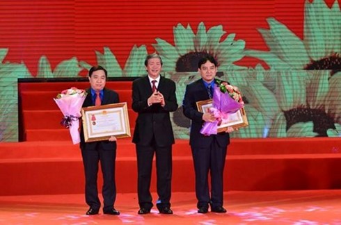 Во Вьетнаме отпраздновано 85-летие со дня создания СКМ и вручена премия имени Ли Ты Чонга - ảnh 1