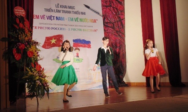 В Ханое открылась выставка детских рисунков «Я рисую Россию - Я рисую Вьетнам» - ảnh 1