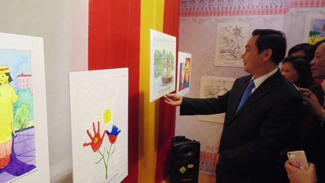 В Ханое открылась выставка детских рисунков «Я рисую Россию - Я рисую Вьетнам» - ảnh 2