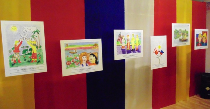 Выставка детских рисунков «Я рисую Россию - Я рисую Вьетнам» - ảnh 10
