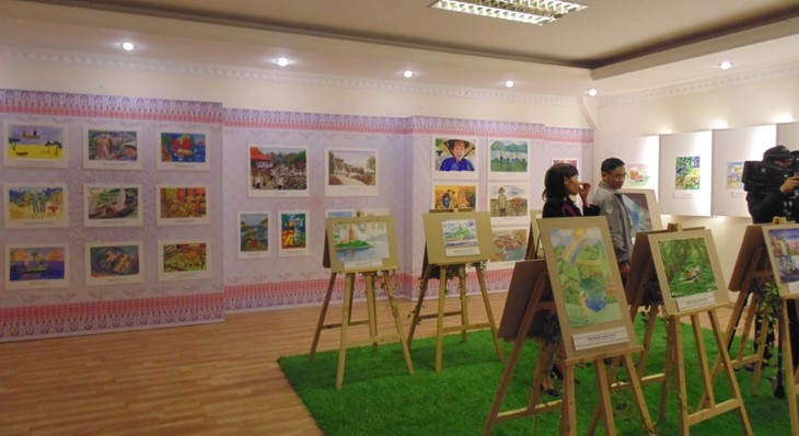 Выставка детских рисунков «Я рисую Россию - Я рисую Вьетнам» - ảnh 14