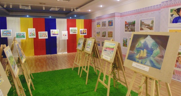 Выставка детских рисунков «Я рисую Россию - Я рисую Вьетнам» - ảnh 15