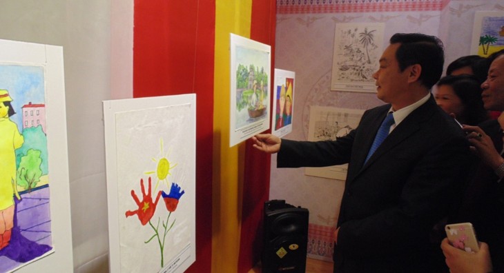Выставка детских рисунков «Я рисую Россию - Я рисую Вьетнам» - ảnh 16