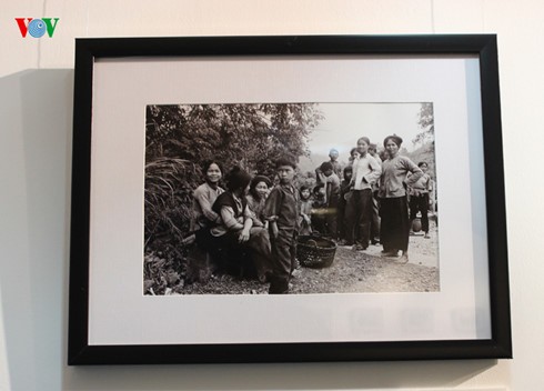 В Ханое открылась выставка фотографий Вьетнама 80-х годов прошлого века - ảnh 2