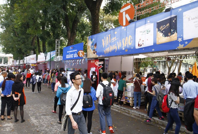 Во Вьетнаме проходят различные мероприятия в честь Дня книг - ảnh 2