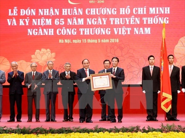 Нгуен Суан Фук принял участие в праздновании 65-летия торгово-промышленной отрасли Вьетнама - ảnh 1