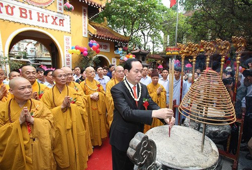 Президент Вьетнама принял участие в Великом буддийском празднике 2016 - ảnh 1