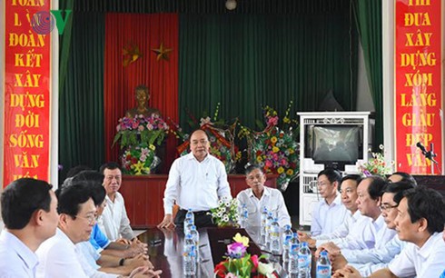 Нгуен Суан Фук посетил модель новой деревни в провинции Намдинь - ảnh 1