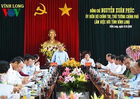Премьер Вьетнама провел рабочую встречу с руководством провинции Виньлонг - ảnh 1