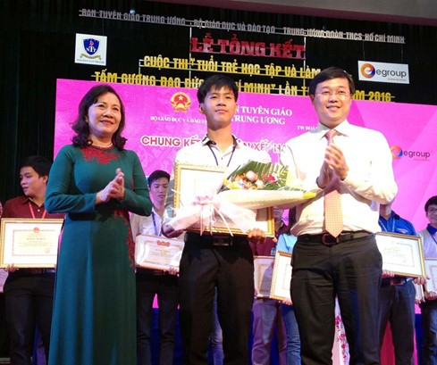 Вручены призы победителям конкурса «Молодёжь учится и работает по примеру Хо Ши Мина» - ảnh 1