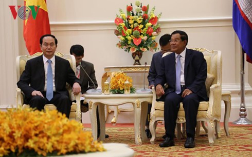 Президент Вьетнама провёл встречи с королем и руководителями Камбоджи - ảnh 3