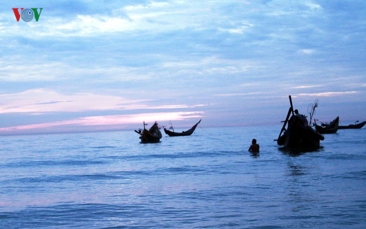 Заря над рыбачьим селом Лангко - ảnh 2