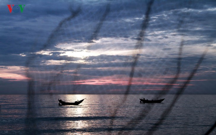 Заря над рыбачьим селом Лангко - ảnh 10