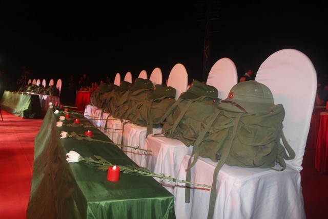 В провинции Куангбинь прошла церемония почтения памяти фронтовиков, павших в пещере Ленха - ảnh 1