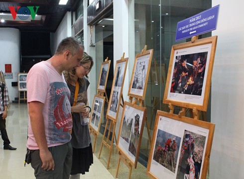 В Хюэ открылась выставка фотографий и документальных фильмов о сообществе АСЕАН - ảnh 1