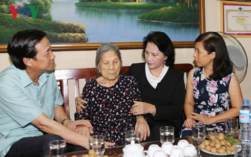 Нгуен Тхи Ким Нган посетила кладбище Майзить и вручила подарки вьетнамским матерям-героиням - ảnh 1