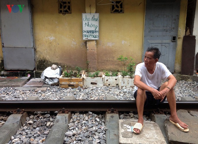 Жизнь населения вблизи железной дороги в Ханое - ảnh 11