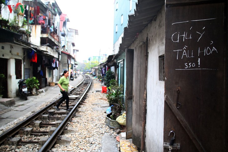 Жизнь населения вблизи железной дороги в Ханое - ảnh 16