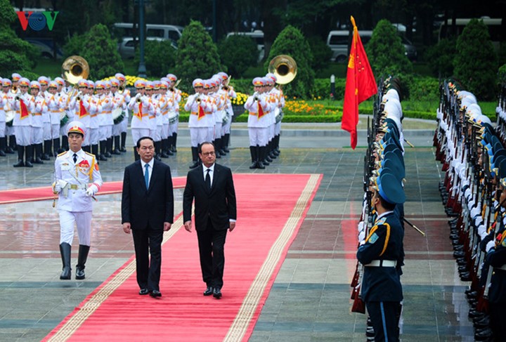 Президент Франции завершил государственный визит во Вьетнам - ảnh 1