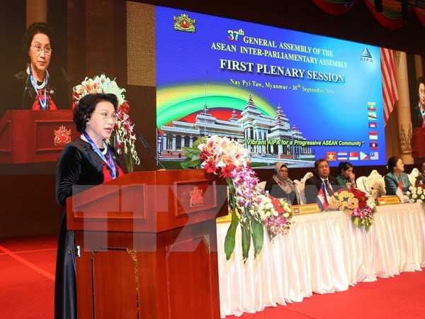 Спикер вьетнамского парламента посетила посольство Вьетнама в Мьянме - ảnh 1