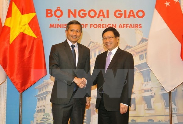 Фам Бинь Минь провёл переговоры с главой МИД Сингапура - ảnh 1