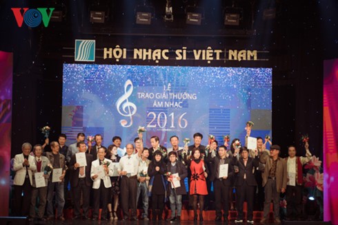 Союз вьетнамских композиторов вручил музыкальную премию за 2016 год - ảnh 1