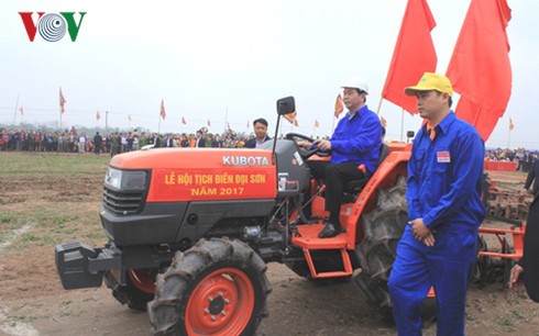Президент Вьетнама принял участие в празднике начала обработки земли 2017 - ảnh 2