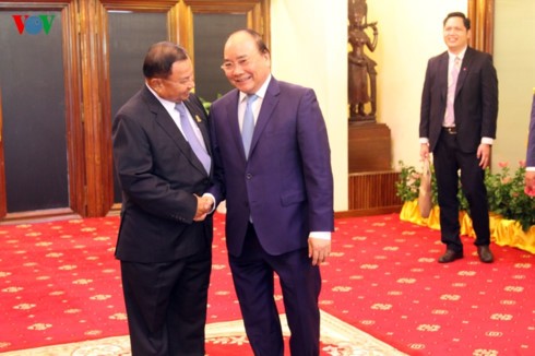 Премьер Вьетнама встретился с председателями Сената и Национальной ассамблеи Камбоджи - ảnh 1
