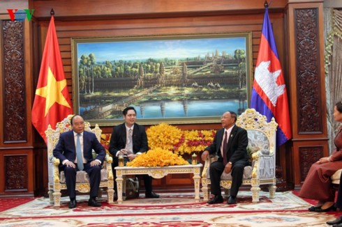 Премьер Вьетнама встретился с председателями Сената и Национальной ассамблеи Камбоджи - ảnh 2