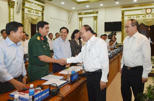 Премьер Вьетнама Нгуен Суан Фук провёл рабочую встречу с руководством г.Хошимина - ảnh 1