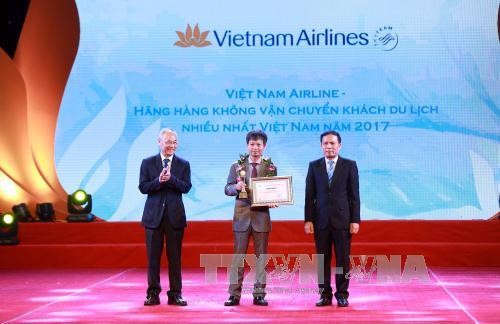 Вручены премии в области туризма Вьетнама 2017 - ảnh 2