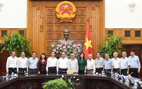 Нгуен Суан Фук провел рабочую встречу с Вьетнамской ассоциацией бывших педагогов - ảnh 1