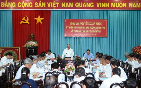 Премьер Вьетнама провел рабочую встречу с руководством провинции Бенче - ảnh 1