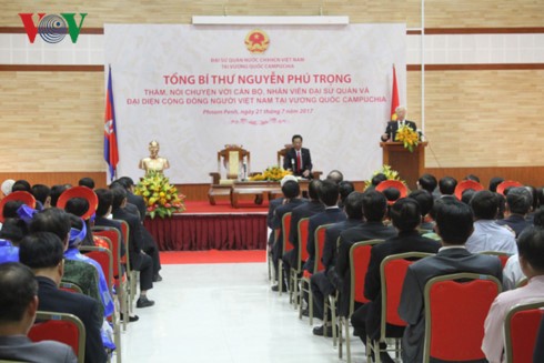 Генсек ЦК КПВ Нгуен Фу Чонг посетил посольство Вьетнама в Камбодже - ảnh 1