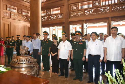 Премьер Вьетнама провел рабочую встречу с членами комитета по управлению Мавзолеем Хо Ши Мина - ảnh 2